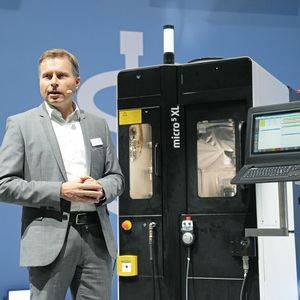 Claus Eppler, ingénieur et directeur technique du groupe Chiron, présente la nouvelle Micro5 XL, grâce à laquelle l'entreprise a étendu son concept à succès dans le domaine du micro-usinage à d'autres tâches exigeantes.(Source : Nastassja Neumaier, VCG)