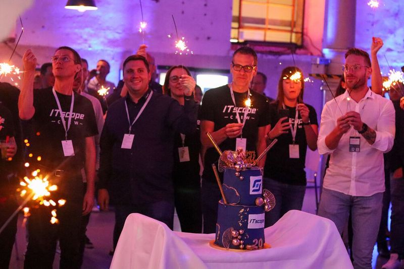 Die ITscope-Mitarbeiter überraschten die Geschäftsführung mit einer großen Geburtstagstorte. (Bild: ITscope)