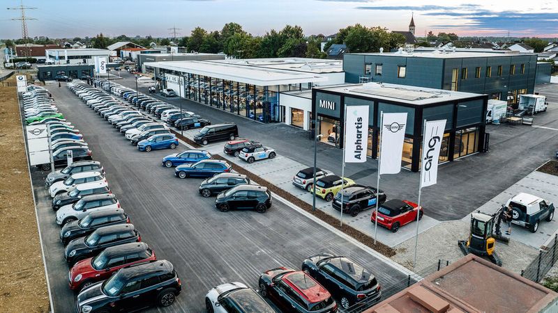 Die neue AHG-Filiale Baden-Baden vermarktet auf 19.000 Quadratmetern die Fabrikate BMW, Mini, Land Rover und Alpina.(Bild:  Alphartis SE)