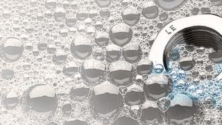 Qualität und Ergebnis des Reinigungsprozesses hängen entscheidend von der Auswahl der material- und verunreinigungsspezifischen Chemie sowie der Anlagen- und Verfahrenstechnik ab.  (Surtec)