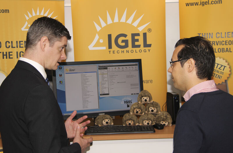 Interessierte Besucher an den Ständen von IGEL Technology… (Vogel IT-Akademie)