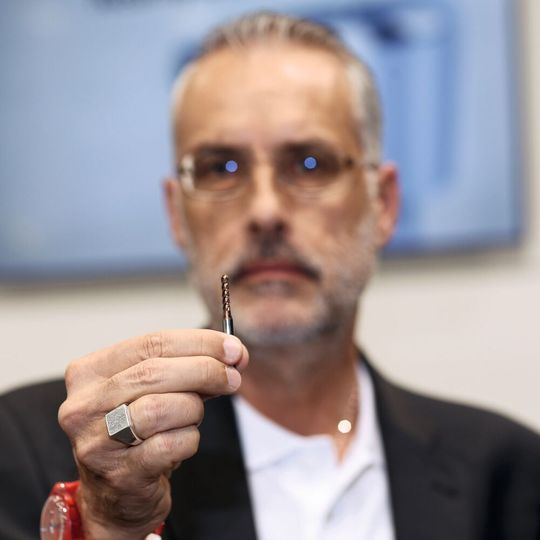Sandro Tomasina (Verkaufsleiter Schweiz): Wenn es richtig schwierig und anspruchsvoll wird, bekommen wir Anfragen, Zerspanungslösungen zu entwickeln. Sandro Tomasina (Verkaufsleiter Schweiz): Wenn es richtig schwierig und anspruchsvoll wird, bekommen wir Anfragen, Zerspanungslösungen zu entwickeln.