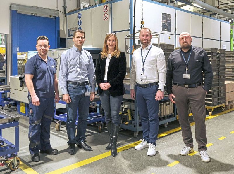 Nachhaltige Entfettung gemeinsam gemeistert (v. l.): Manuel Krallinger, Michael Trausner, Anja Friedrich (alle drei Miba), Fabian Baur und Manuel Huihui (beide Richard Geiss). (Bild: Ingo Jensen/Richard Geiss)