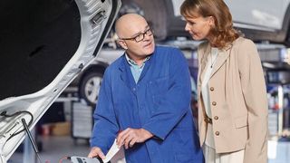 Eine gute Werkstatt prüft und lädt die Batterie des Kunden bei jedem Werkstattaufenthalt. Das vermeidet lästige Pannen und damit Kunden, die von ihrem Auto (und ihrer Servicewerkstatt) enttäuscht sind. (Bild: Ralf Baumgarten/Johnson Controls)