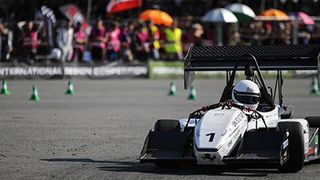 Erfolgreiche Saison: 2014 belegte das Rennteam der Uni Stuttgart in der Formula Student Germany und der Formula Student UK den zweiten Platz in der Gesamtwertung. (Bild: FSG, Kimmo Hirvonen)