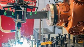 Versuchsaufbau mit robotergeführter Bolzenschweißanlage und ringförmig angeordnetem Mikrofonarray. So können die charakteristische Prozessakustik erfasst und Trainingsdaten für die KI-gestützte Qualitätsbewertung gewonnen werden.  (Bild: Fraunhofer IDMT)