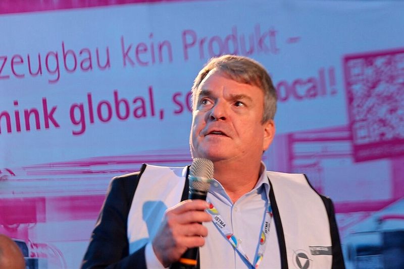 Ingo Kuhlmann präsentiert sein Unternehmen IKOffice als neuen Global Partner der ISTMA. IKOffice entwickelt und vertreibt den IKOffice MoldManager, eine branchenspezifische Komplettlösung für den Werkzeug- und Formenbau. (Bild: Maschinenmarkt/rw)