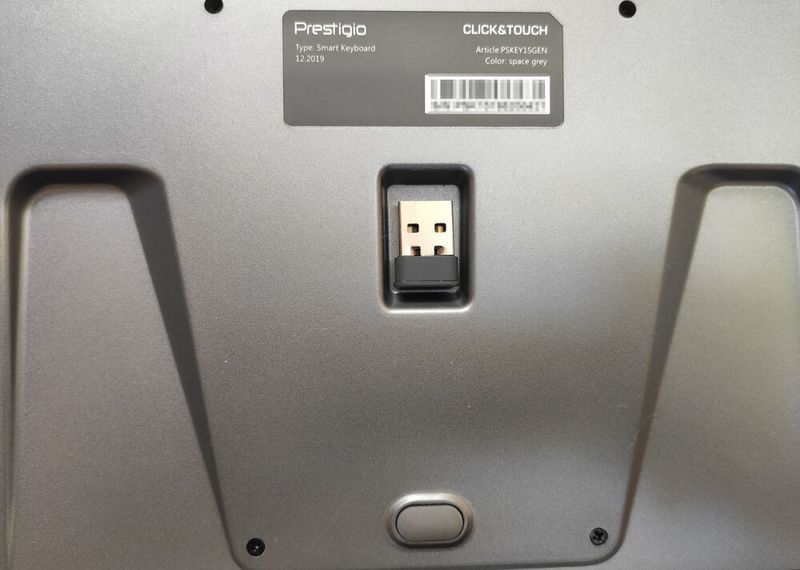 Der kleine USB-Funkempfänger kann magnetisch auf der Unterseite des Keyboard geparkt werden, wenn er nicht benötigt wird. (Prestigio)