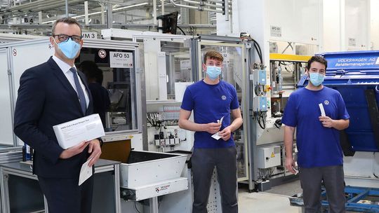 Symbolischer Akt: Übergabe der ersten Antigen-Selbsttests an Beschäftigte der Komponentenfertigung in Halle 36a in Wolfsburg.(Bild:  Volkswagen)