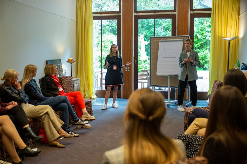Vivien Schiller (links) und Lisa Reinhardt von Adesso halten einen Workshop zur überzeugenden Kommunikation. (Bild: www.hamann.photo)