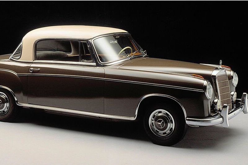 Auch Mercedes-Benz konnte sich dem Trend von Flossen und Panoramascheiben nicht verwehren. So bot die Modellreihe W 180, bzw. allen voran das 220S Coupé, zwei wunderbar gebogene Glaseinsätze an Front und Heck der Passagierkabine. (Bild: Daimler AG)