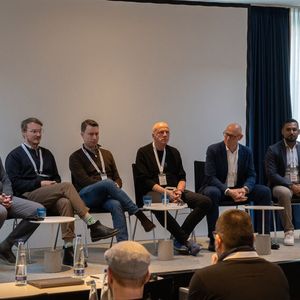 Eine große Panel-Runde bot viele Blickwinkel auf KI: (v. l.) Moderatorin Sylvia Lösel (IT-BUSINESS), Prof. Dr. Reinhold von Schwerin (Prodekan der TH Ulm und Vorstand DASU), Karl Hausdorf (Head of AI Business bei Fsas), Matthias Bantleon (Geschäftsführer Technologiering), Michael Dressen (Geschäftsführer DHI), Reinhold Egenter (Geschäftsführer Bytec), Biravanan Koneswaran (AI Business Development Manager Lenovo) und Mehmet Akkus (Vertrieb und Parnerbetreuer ServerEye) (Bild: Bytec)
