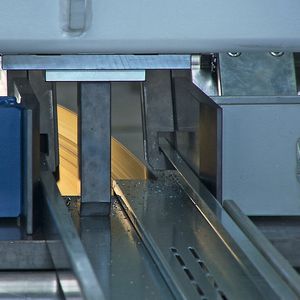 Anhand des ERP-Auftrages werden aus den geometrischen Abmessungen alle Schnittparameter und Spannereinstellungen für die Zarge im Sägeeinlauf berechnet, sodass immer die optimale Vorschubsteuerung der Säge erfolgt.