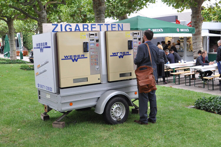 Auf der IAA sind auch die Zigarettenautomaten mobil. Ist doch klar! (Foto: Wehner)