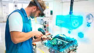 Die Mitarbeiter erhalten in der Brille Hinweise, welches Bauteil sie an welcher Stelle montieren müssen. (Bild: BMW)