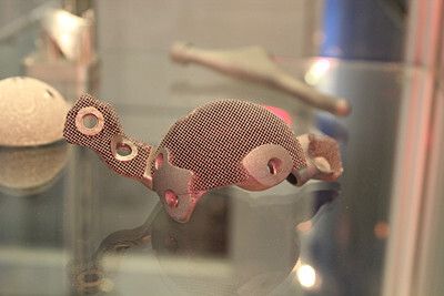 ... Komponenten für Gelenkprothesen mit Gitterstruktur zur besseren Verbindung mit dem menschlichen Gewebe und ... (Bild: Königsreuther)