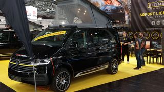 Camper-Vans gewinnen bei den Kaufinteressenten von Freizeitmobilen im Zuge der gestiegenen Inflation an Beliebtheit. In Augenschein nehmen sie die Fahrzeuge gerne auf Caravan-Messen. (Bild: Messe Düsseldorf/ctillmann)