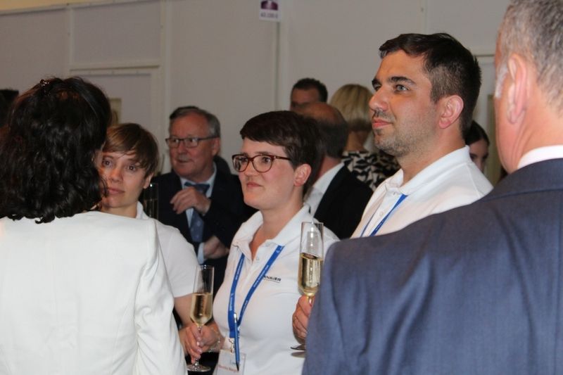 Vor der Award-Verleihung stand noch ein gemütliche Get-together auf dem Programm.Impressionen vom Application Award der LABORPRAXIS zur Analytica 2016 in den Kategorien Lebensmittelanalytik, Labortechnik sowie Bio- und Pharmaanalytik. (Bild: LABORPRAXIS)