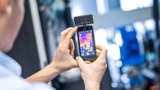 Wer den Energiebedarf in seiner Produktion senken will, der muss erst mal wissen, wo es Probleme gibt. Die finden die Experten von ETA-Solutions etwa per Thermografie. (Bild: ETA-Solutions)