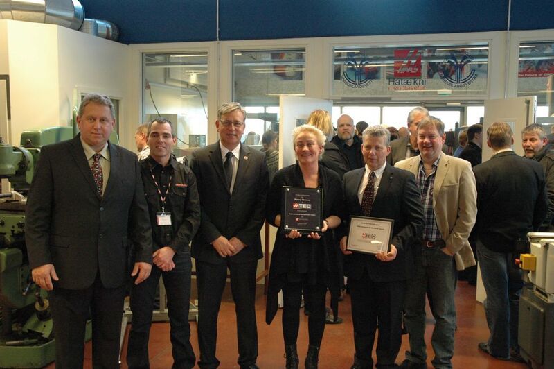 Übergabe der Urkunden (v.l.n.r.): Geir Eyjólfsson Leiter der Abteilung Metallbearbeitung, Hjörtur P. Jónsson, Geschäftsführer des Haas Factory Outlets, Alain Reynvoet, Geschäftsführer von Haas Automation Europe, Ingileif Oddsdóttir, Direktorin des FNV, Björn Sighvatz Leiter der Abteilung Schiffskonstruktionen, und Sigurbjörn Björnsson Lehrer für Metallbearbeitung.  (Bild: Haas Automation)