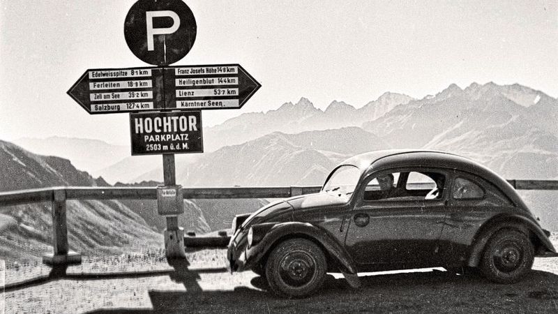 Der Porsche Typ 60 war ein weiterer Schritt der ersten Prototypen auf dem Weg zum „Volkswagen“ alias Käfer. Hier auf einer Erprobung am „Hochtor“, einem Berg in den Ennstaler Alpen in Österreich. (Bild: Porsche)