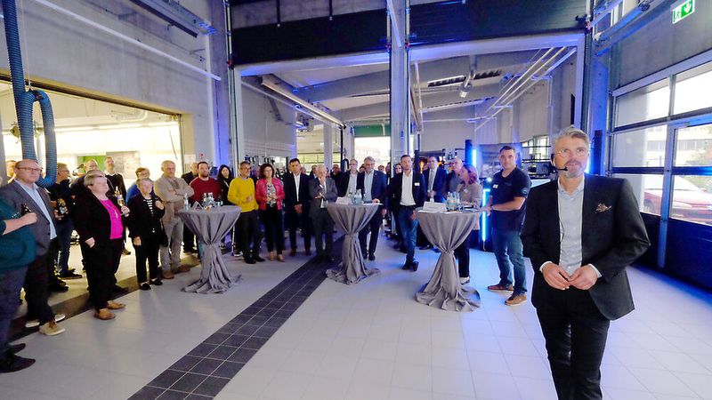 Niklas Burmester (r.) , Geschäftsführer des Kfz-Gewerbes Saarland, stellt die neuen Räume der Bildungseinrichtung in Saarbrücken vor.            (Bild: Zietz - VCG)