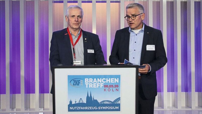 Claus Evels (l.), Vizepräsident des ZKF, und Dierk Conrad, ZKF-Geschäftsführer Nutzfahrzeuge, führten durch das Programm des Nutzfahrzeug-Symposiums in Köln.(Bild:  Klasing)