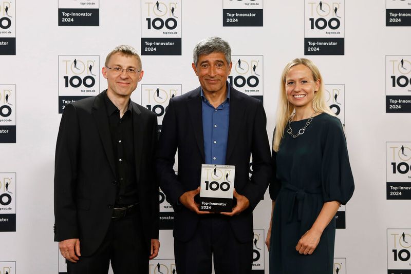 Die Noax Technologies AG in Ebersberg bei München baut robuste Industriecomputer für extreme Umgebungen. Eine neue intuitive PCAP-Touch-Technologie garantiert höchste Berührungssensibilität und ermöglicht eine noch nicht da gewesene Präzision bei der Displaynutzung — auch an den Rändern und auch mit Handschuhen. Im Unternehmen wird auf eine offene Kommunikation gesetzt. Die vielen Innovationen haben den Umsatz zuletzt um 40 Prozent gesteigert. Im Bild: Sebastian Engl (links, Leitung Entwicklung), Verena Schechner (Vorstand). (Bild: KD Busch/compamedia)