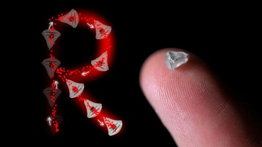 Rechts: Miniaturroboter mit eingebautem SMOL-Tracker, der eingebaute Magnet ist lediglich 1 mm groß; links: R-förmiger Bewegungspfad eines SMOL-gesteuerten Miniaturroboters(Bild:  Qiu / DKFZ)