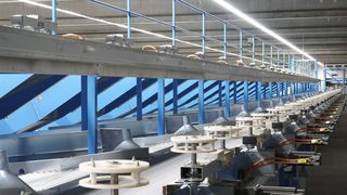 Dezentrale Antriebe sind bei einer Sortieranlage direkt an jedem der insgesamt 41 Ausschleuser montiert. (Archiv: Vogel Business Media)