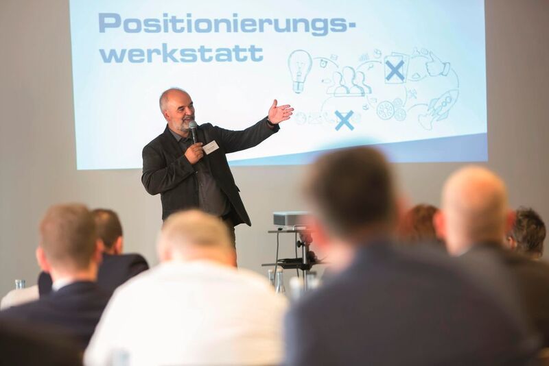 Stefan Schmadtke, Vorstand der Wintec Autoglas AG, hat die Kommunikation in seinem Unternehmen umgestellt und neue Arbeitsplätze geschaffen. (marcapo GmbH)