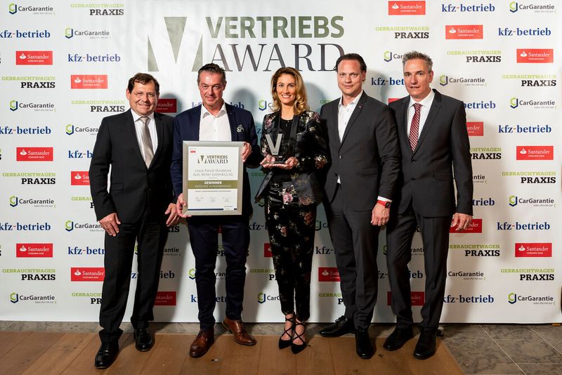 Gewinner in der Kategorie Kundenbindung: Das Lexus-Forum Auto Weller in Osnabrück – unter den ersten Gratulanten waren stets Veranstaltungspartner Axel Berger (CG Car-Garantie Versicherungs-AG, links) und Jascha Bräuer (Santander Consumer Bank, 2. von rechts). (Bild: Stefan Bausewein)