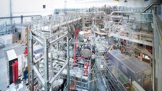 Facturee ist auf Onlinefertigung spezialisiert. Jetzt helfen CNC-Teile des Unternehmens bei der Fusionsforschung in der Anlage Wendelstein 7-X. Hier ein Blick in die sogenannte Torushalle. (IPP / J. M. Hosan)