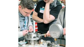 Damit beim Einbau von Berstscheiben nichts schief läuft, braucht es Profis. Schulungen in Theorie und Praxis bringen Sicherheit. (Rembe)