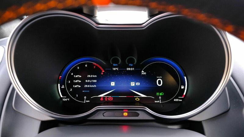 Relevante Fahrzeugdaten kann sich der Fahrer auf dem Multimedia-Bildschirm in Echtzeit anzeigen lassen.  (Bild: Ampnet/Renault)