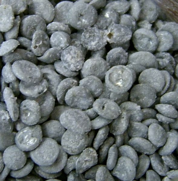 Zink Risikoklasse: mittel  Einsatzfelder: Anwendung bei der Galvanik im Fahrzeugbau und Bauindustrie.   Preisentwicklung: niedirg. Bis Mitte 2012 fiel der Preis auf 1800 Euro pro Tonne.  Zukunftsrelevanz: mittel. Zink wird nur in wenigen Zukunftstechnologien verwendet.  Politisches Risiko: mittel. China ist wichtigster Lieferant, aber weitere Reserven sind breit gestreut. (Bild: Carsten Niehau, gemeinfrei, wikicommons)