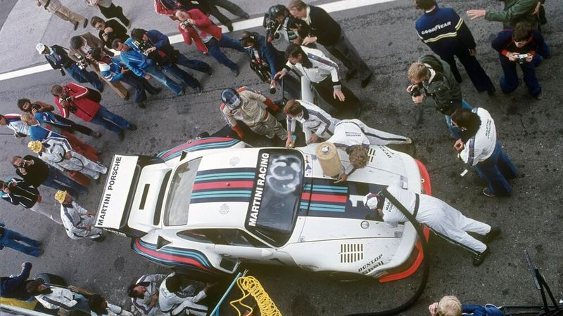 Der 935 mit Jacky Ickx in Dijon 1976. Durch den Leichtbau wog der Porsche 935 rennfertig weniger als 900 kg. Um die geforderten 970 kg Mindestgewicht zu erreichen, verteilten die Entwickler Bleigewichte im Fahrzeugbug und im Innenraum unter dem Armaturenbrett und auf der Beifahrerseite. So hatte der Wagen eine nahezu ideale Gewichtsverteilung von 47 % auf der Vorder- und 53 % auf der Hinterachse. (Bild: Porsche AG)