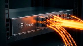 Bei OPNsense lassen sich mehrere WAN-Anschlüsse in Gateway-Gruppen bündeln, was die Ausfallsicherheit erheblich erhöht. Fällt ein Anschluss aus, übernimmt der nächste automatisch. (Bild: Gemini / KI-generiert)
