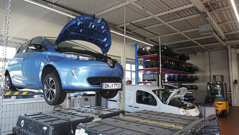 Batteriereparaturen an Elektroautos führt Renault in vier Reparaturzentren durch, die über Deutschland verteilt sind – hier in der Niederlassung in Köln.(Bild:  Rosenow – VCG)