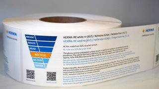 Selbst bei preissensiblen Etikettenprojekten ist Nachhaltigkeit machbar: Die neue Herma-Folie entspricht kostenseitig nahezu einer Standard-PE-Folie. (Bild: Herma)