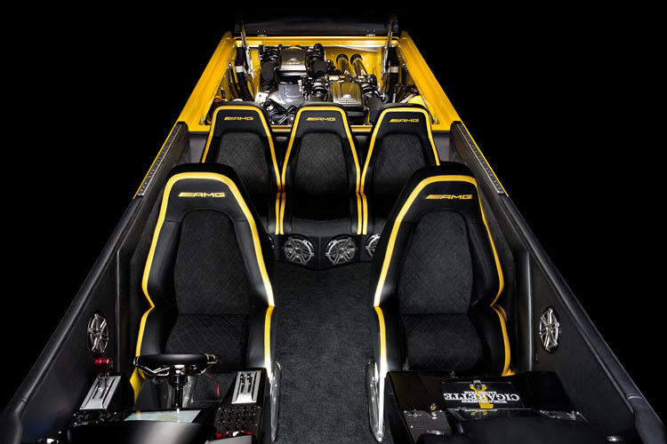 Im handgefertigten Innenraum dominiert die Farbkombination schwarz und AMG-Solarbeam mit schwarzen Alcantara-Akzenten. Das Design orientiert sich am klassischen Cigarette Racing Cockpit. (Foto: Daimler)