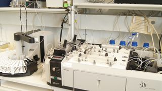 Abb.1: CFA-System für die Ammonium- und Phosphor-Analytik im Hessischen Landeslabor. (Bild: LHL)