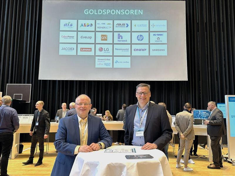 Friedrich Pollert (l.) und Jan Schwarzenberger (Synaxon) stehen den Partnern und Herstellern für jegliches Anliegen zur Seite. (Bild: Vogel IT-Medien)