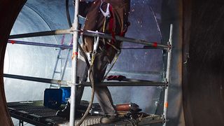 Beim Bau des „Block 9“ für das Großkraftwerk Mannheim setzt Voith Industrial Service nun erstmals auf das EWM-Schweißverfahren „pipeSolution“. Dies ermöglicht ein drei- bis viermal schnelleres Schweißen und spart zudem einige hundert Kilogramm Schweißzusatzdraht. (Bild: EWM Hightec Welding)