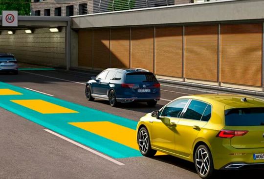 Der Herstellerverband der Automobilindustrie Acea meldet, dass in Europa wieder mehr Pkw gekauft werden. Viele Hunderttausend Autos wurden allein im Oktober neu zugelassen. Vor allem Volkswagen rolle dabei an der Konkurrenz vorbei. E-Autos erfreuten sich steigender Beliebtheit.(Bild:  Volkswagen)