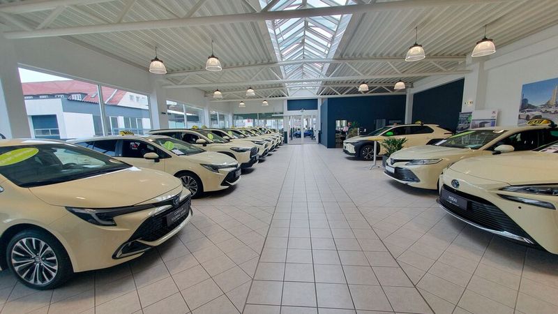 Taxis soweit das Auge reicht: Das Autohaus S+K stellt im Taxiwerk, das es sich mit dem Umrüster Heinz Reuss teilt, seine komplette Palette an Toyota-Taxis aus.  (Bild: Mauritz – VCG)