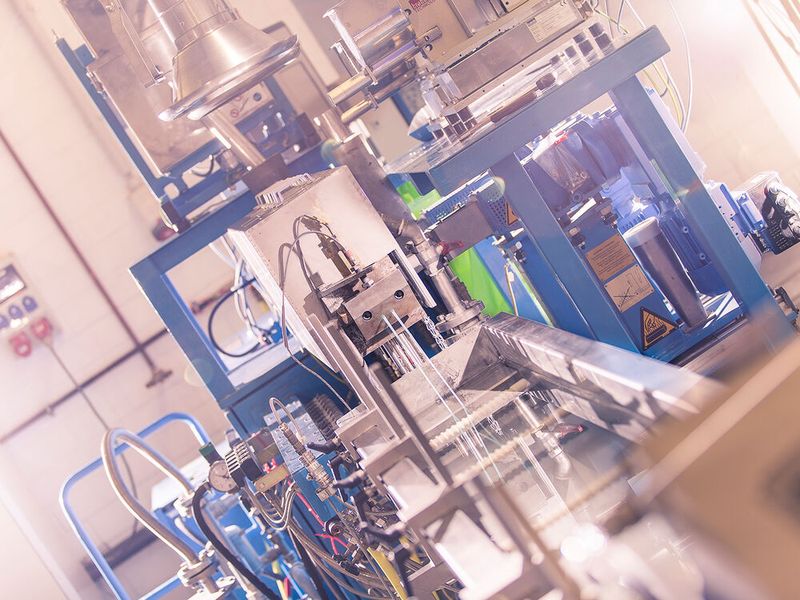Im Doppelschneckenextruder können z. B. Compounds aus biobaiserte Komponenten hergestellt werden (Bild: Fraunhofer UMSICHT/Christian Bohnenkamp)