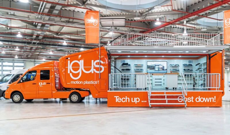 Der  XXL-Roadshow-Truck verwandelt sich in einen Messestand mit Dachterrasse. Betriebe können so jederzeit die gesamte Bandbreite der igus-Produkte live vor Ort erleben.  (Bild: igus)