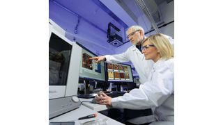 Abb. 1: Laborleiter Alexander Karbach und Doktorandin Dina Gabriel am Rasterkraftmikroskop im Labor für Oberflächen- und Festkörperanalytik der Currenta in Leverkusen. (Bild: Currenta)