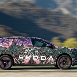 Mit einer Länge von 4,87 Meter wird der große Wagen nur noch vom Verbrenner-Flaggschiff Superb leicht getoppt und überflügelt das bislang größte SUV Kodiaq um fast 12 Zentimeter. (Bild: Skoda)